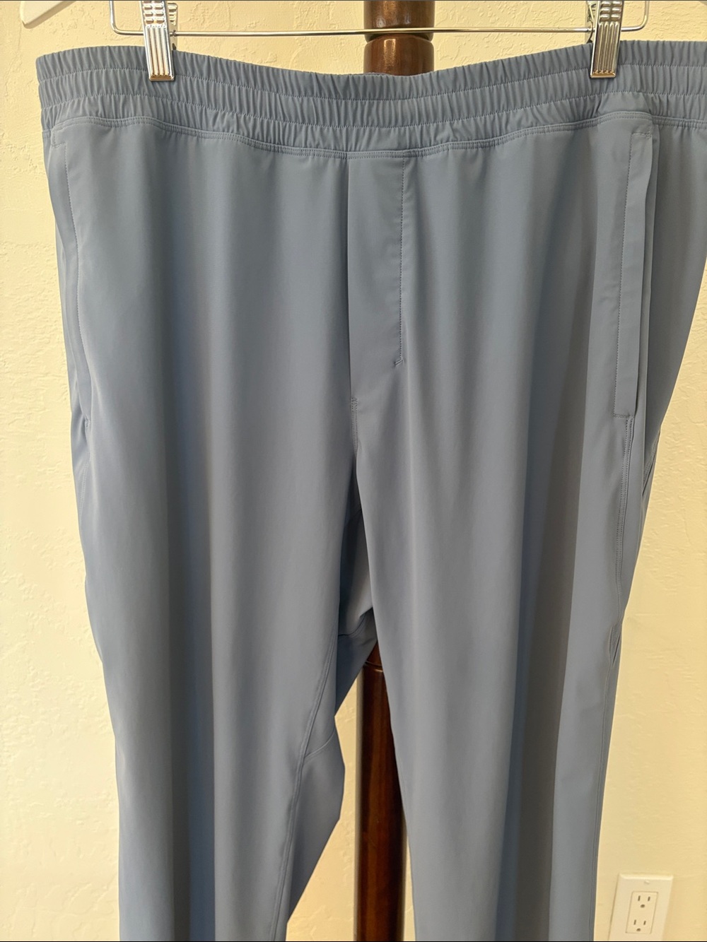 Men’s Lululemon performance pant.